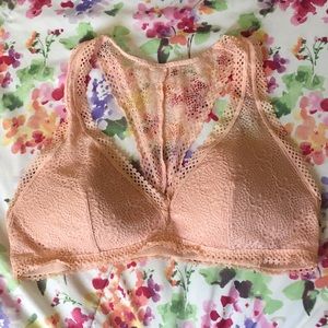 🍑 Peach VS bralette! 🍑
